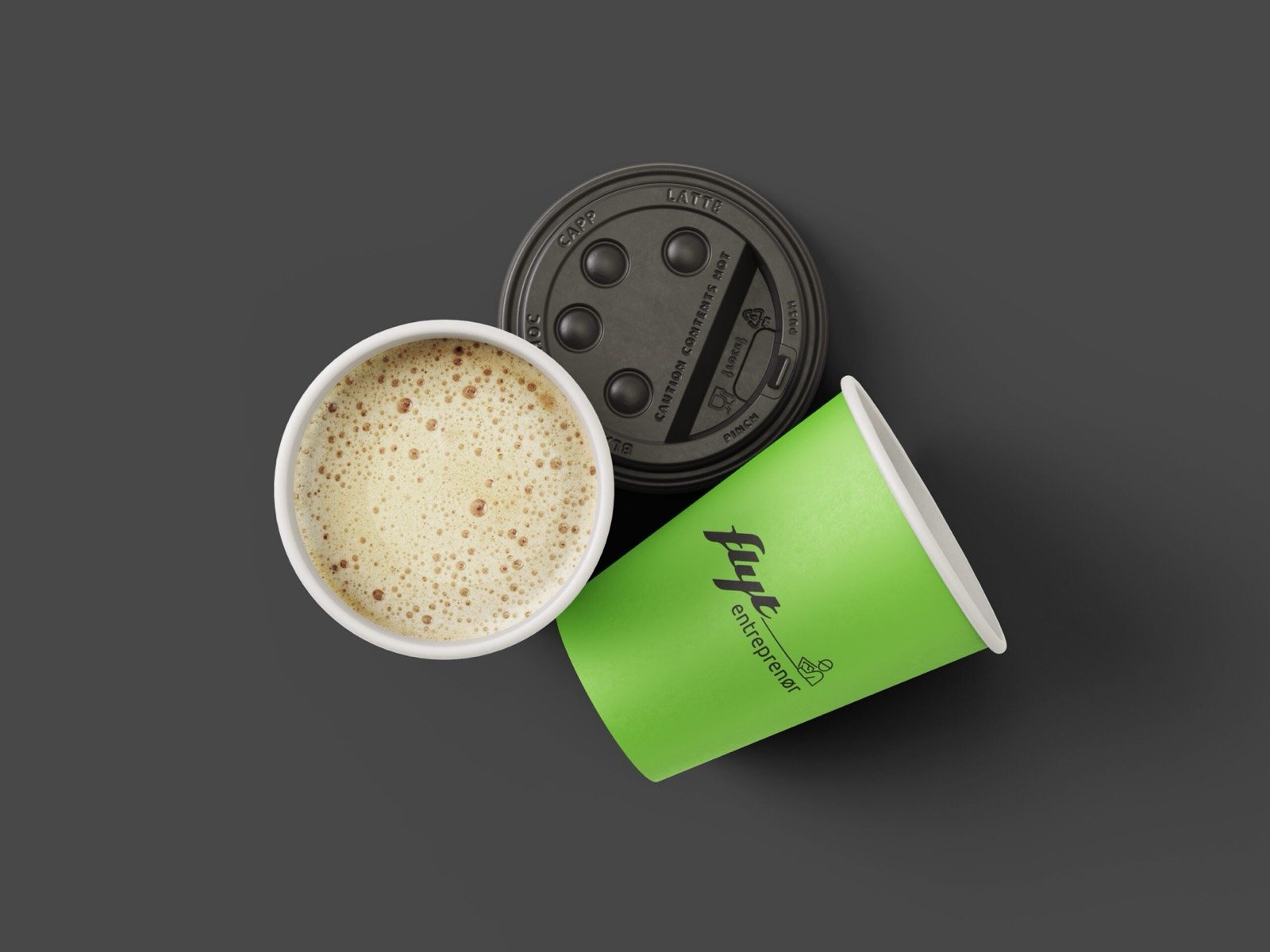 Kaffekopper og pappkrus med logo